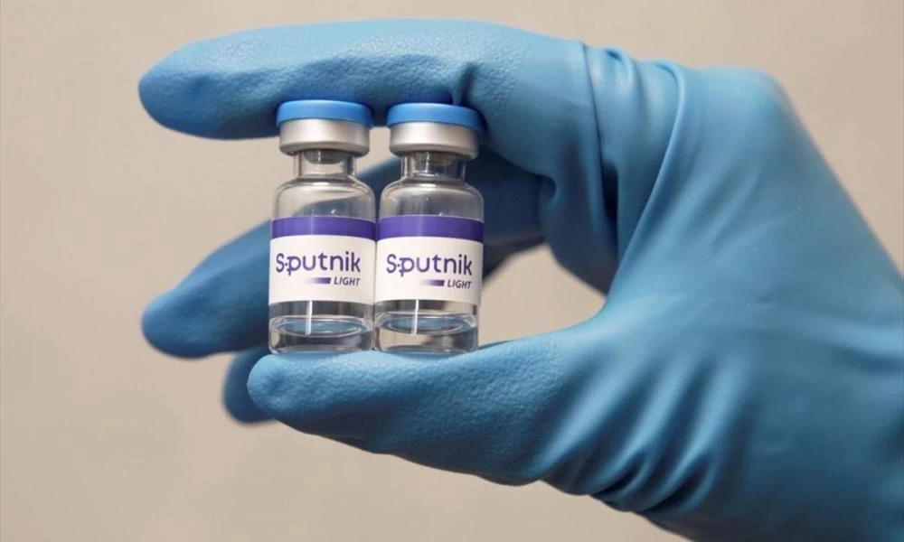 Sputnik Light: Οι ρωσικές φαρμακοβιομηχανίες θα επικεντρωθούν στην παραγωγή του μονοδοσικού εμβολίου